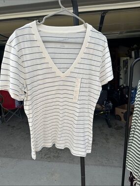 Universal Thread White Navy Striped V-Neck Short Sleeve Tee